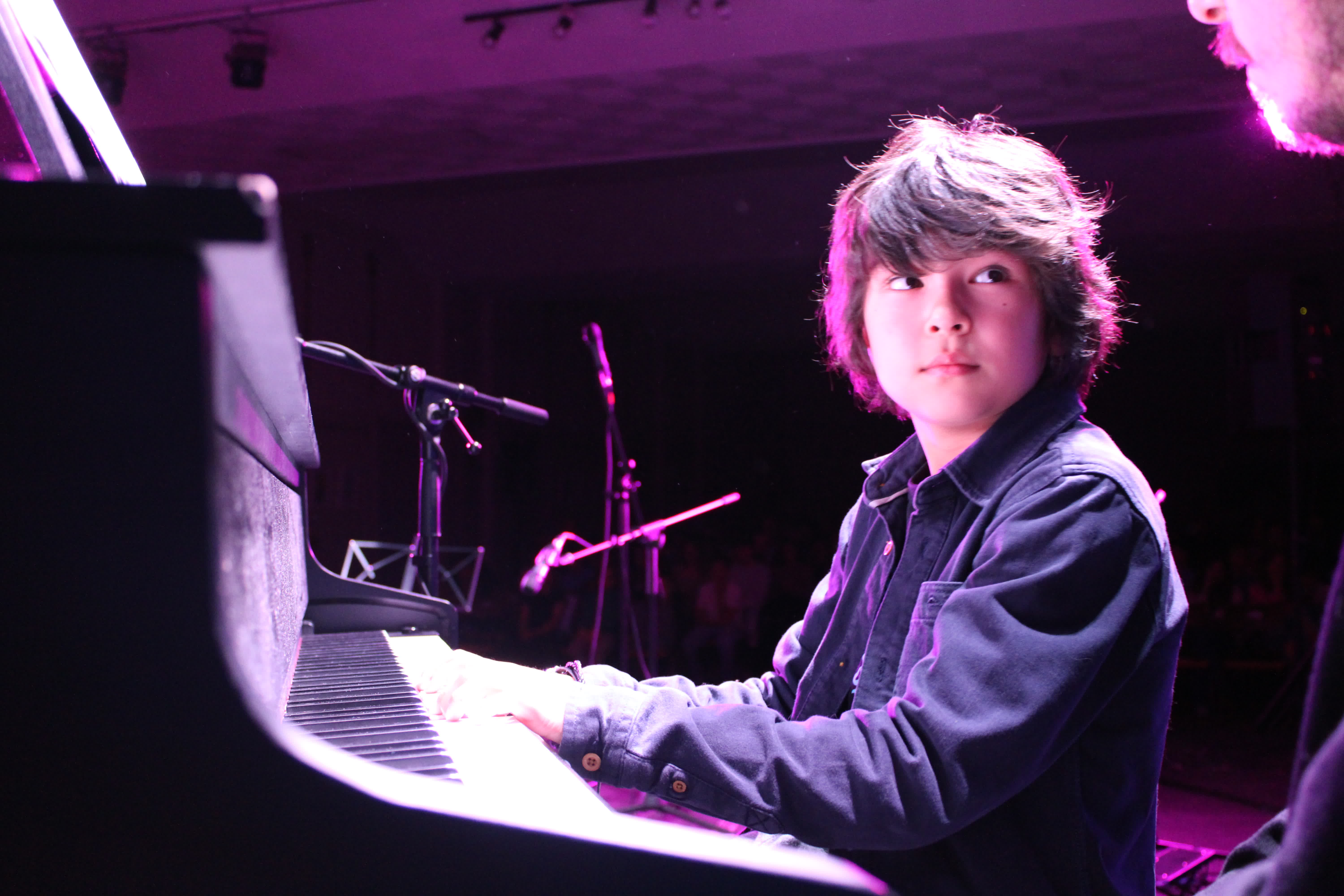 élève du Music Lab joue au piano
